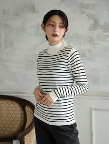 ハイネックボーダーニット