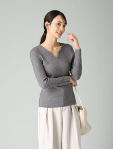 キーネックリブニット