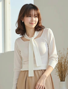 ストラップ付スクエアネックニット