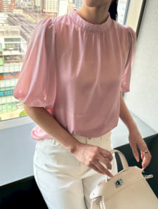 シアーパフスリーブハイネックブラウス