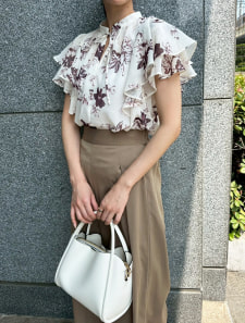 袖フリルフラワープリントブラウス