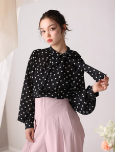 取外し可能リボン付きノーカラーブラウス