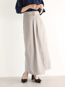 ゴールドバックルベルト付きIラインスカート