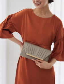 サテンタックパーティークラッチ