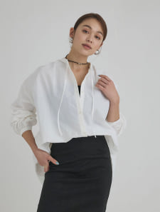 抜き襟デザインブラウス