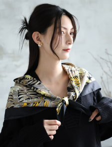 大判リーフ柄ブラックトリムスカーフ