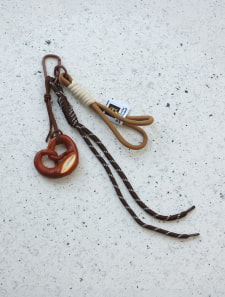 プレッツェルモチーフバッグチャーム