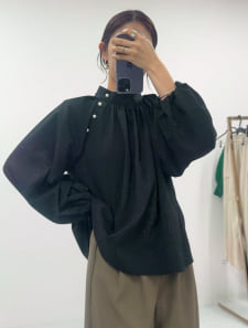 パールデザインハイネックギャザーブラウス