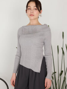 ボタンデザインオフショルニット