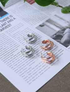 トリプルフープピアス