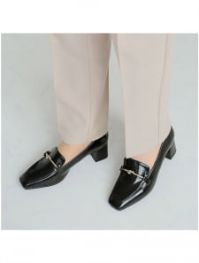 スクエアトゥビット付きローファーパンプス