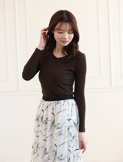 Vネックリブニット