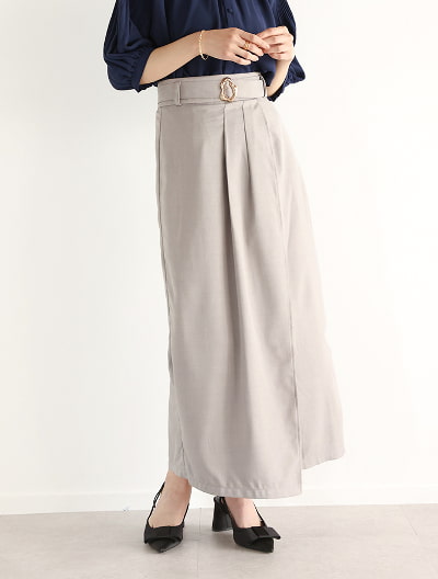 ゴールドバックルベルト付きIラインスカート