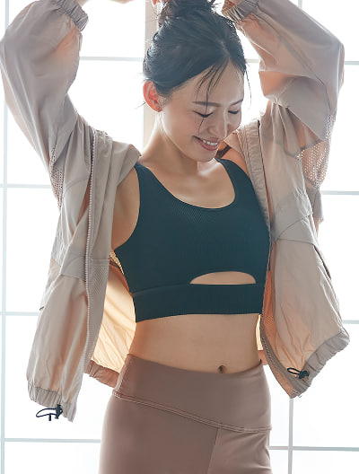 【ラクに着れてアスレジャースタイルにもおすすめ！】成型リブハーフトップブラ