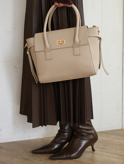 ゴールド金具付きフラップデザイン2WAYハンドバッグ