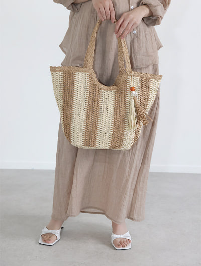 ストーンタッセル付きストライプカゴトート