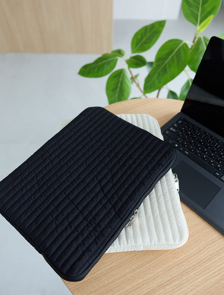 キルティングPCケース オフホワイト loti 引き抜こ