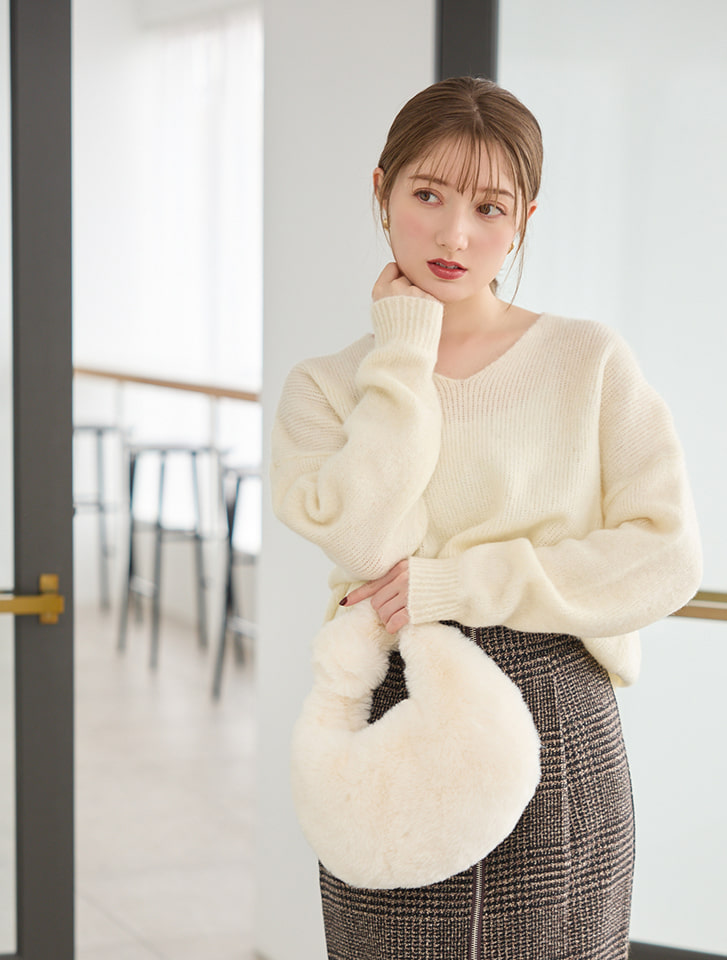 Vネックシンプルニット