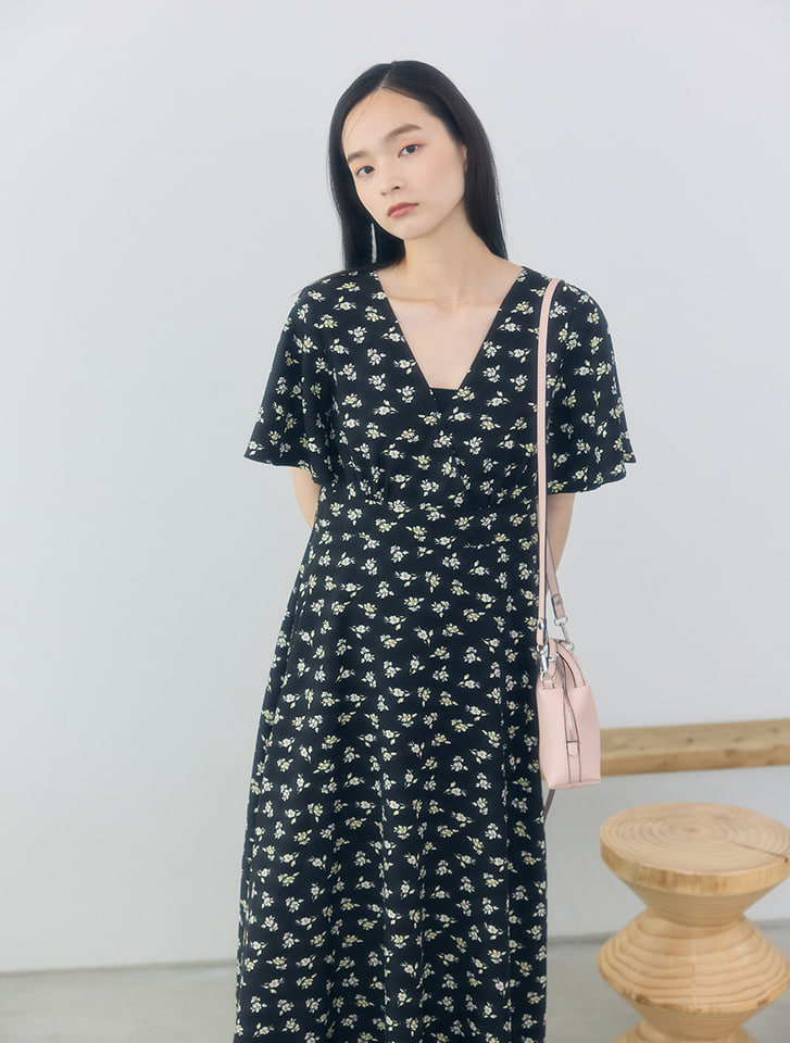 美品】サルヴァトーレフェラガモ・ワンピース・黒・Mサイズ・花柄  