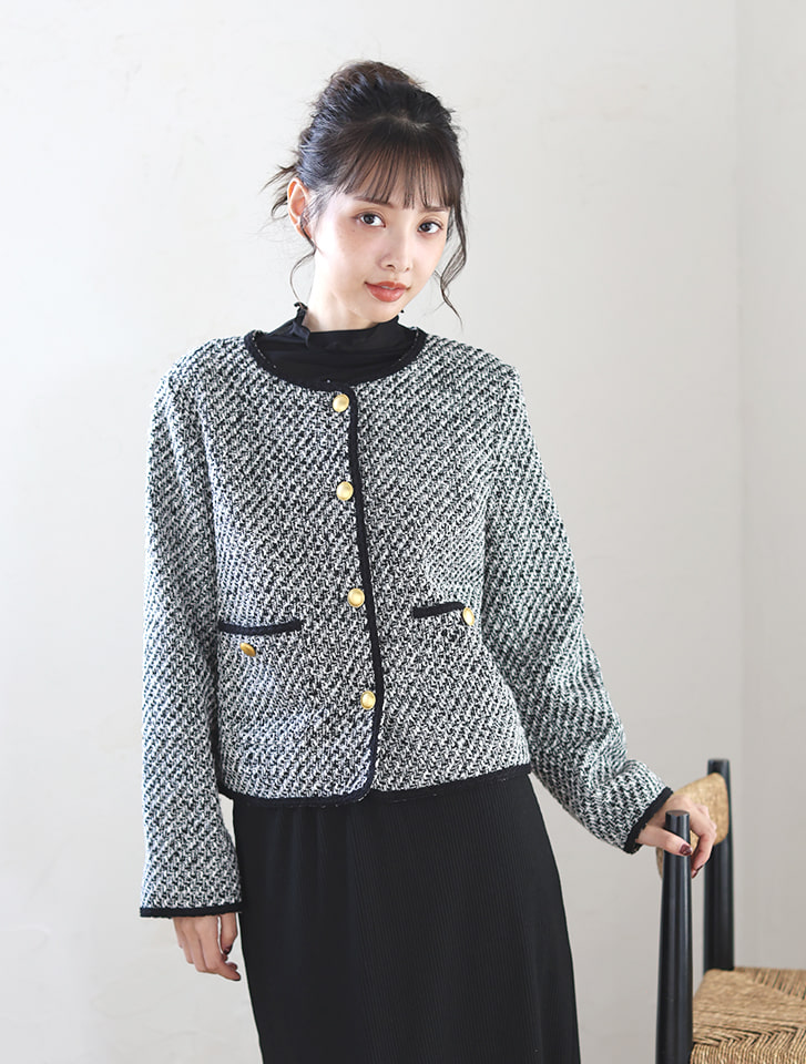 L【新品インポートセレクト】パステルイエローツイードジャケットコサージュ付き ツイードノーカラーミドル ジャケット （ノーカラージャケット