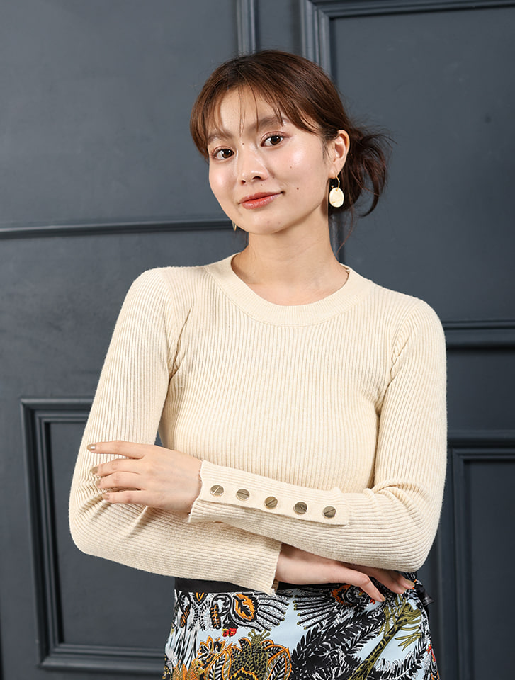 クルーネックゴールドボタンデザインニット