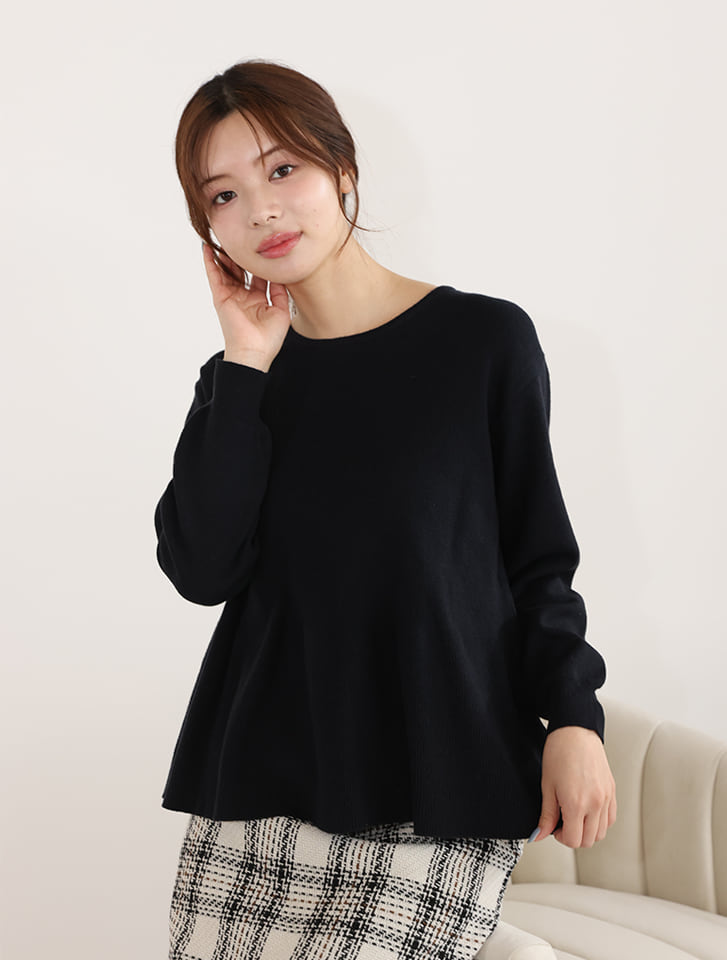 【ウォッシャブル】【M・Lサイズあり】バックパールボタンペプラムニット