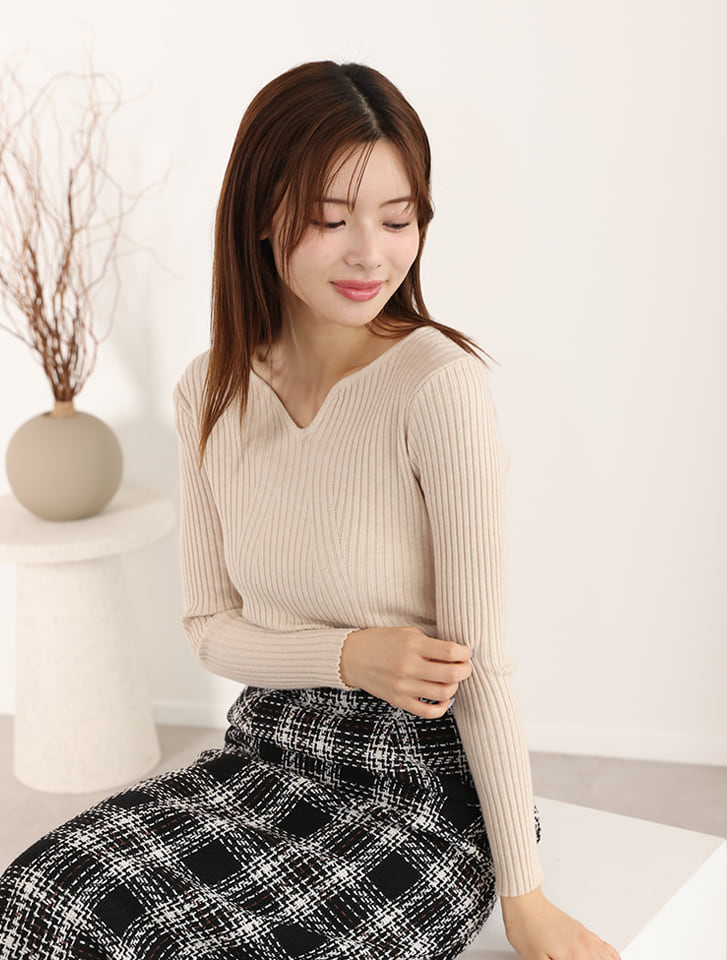 Vネックフィットリブニット