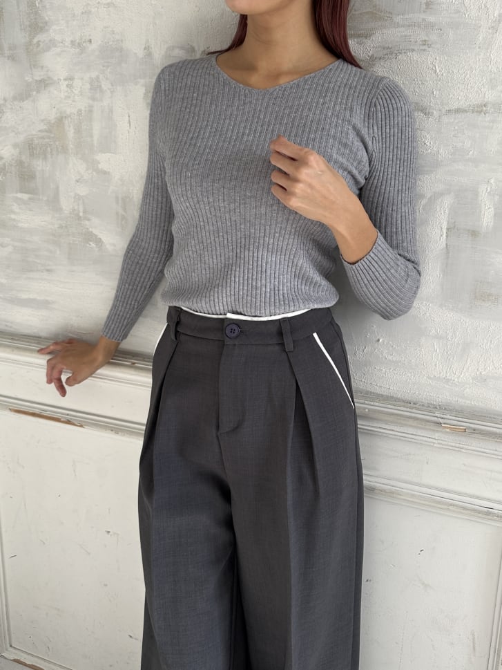 Vネックリブニット