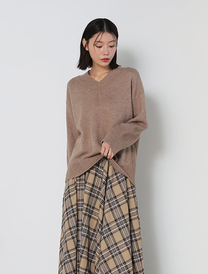 シンプルVネックニット