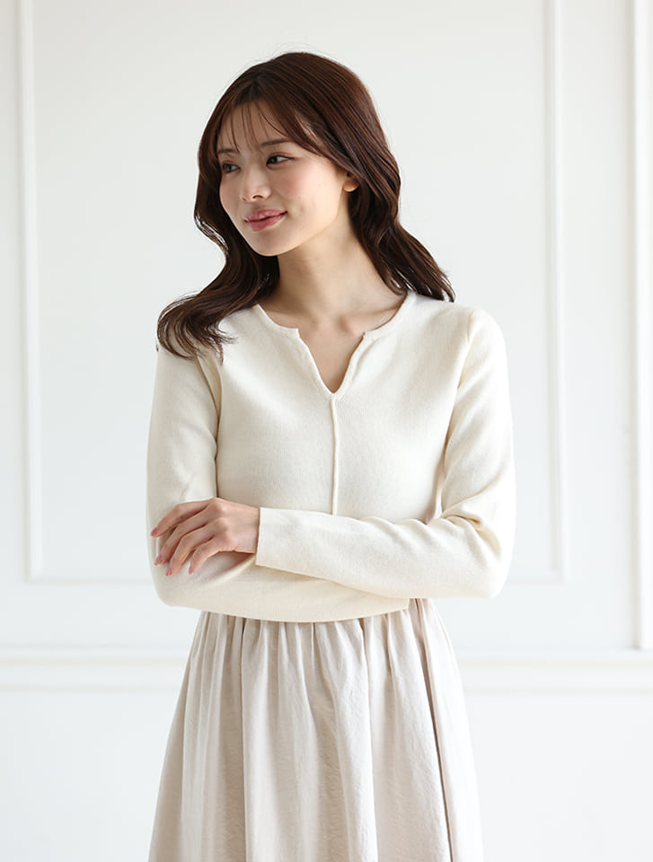 シルキータッチキーネックニット