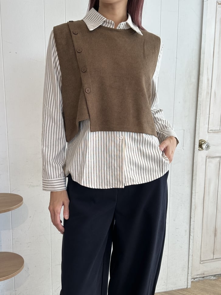 ニットベスト付きストライプシャツ