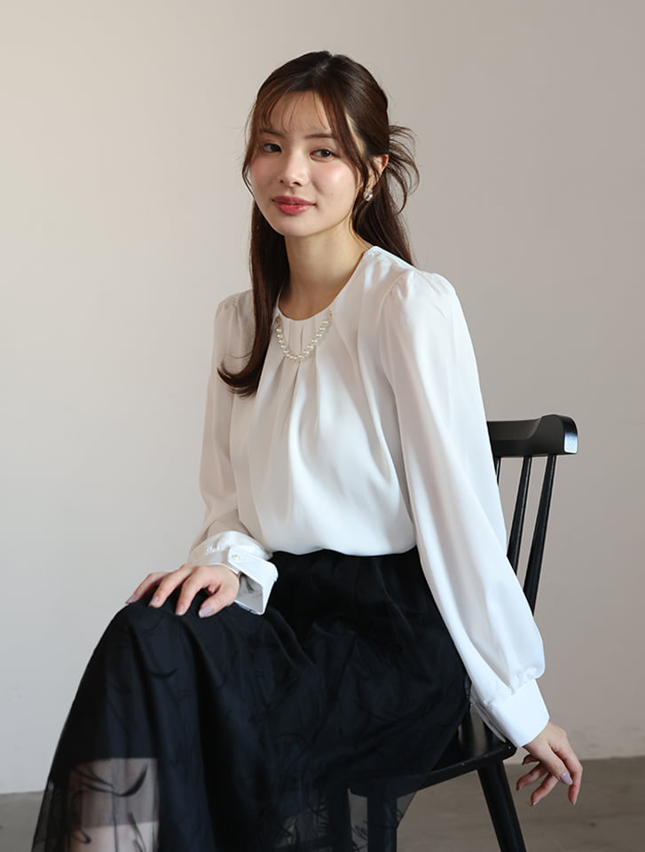 取り外し可能パール付き衿タックブラウス