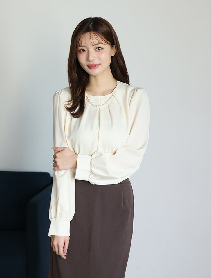 取り外し可能パール付き衿タックブラウス
