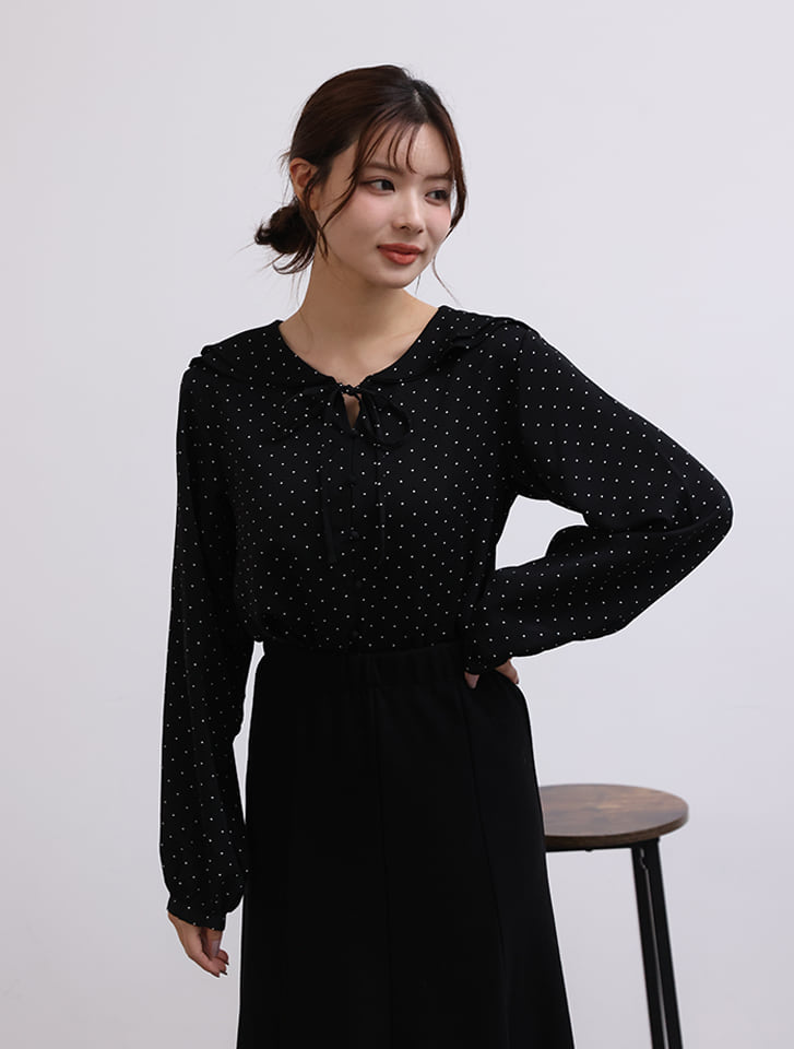 ドット柄フリルカラーブラウス