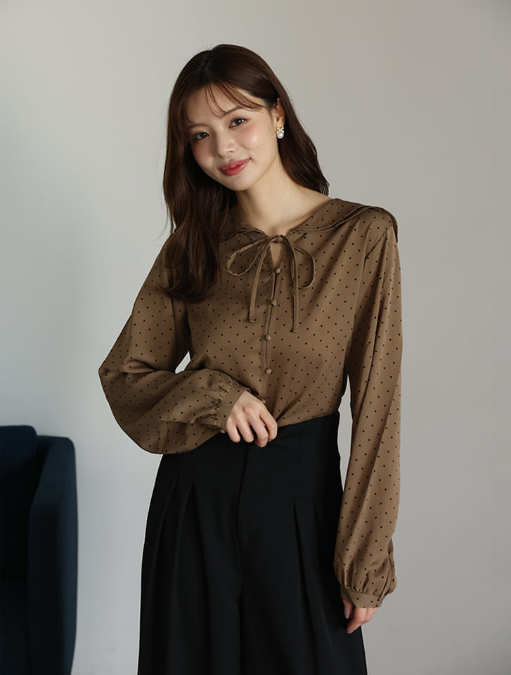 ドット柄フリルカラーブラウス