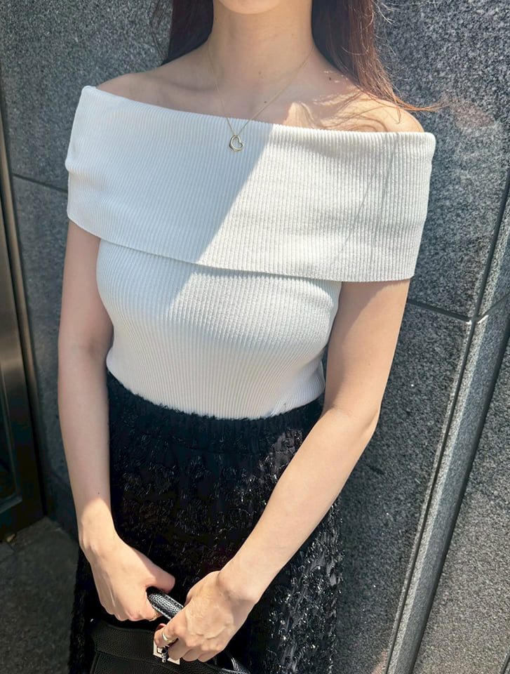 オフショルニット