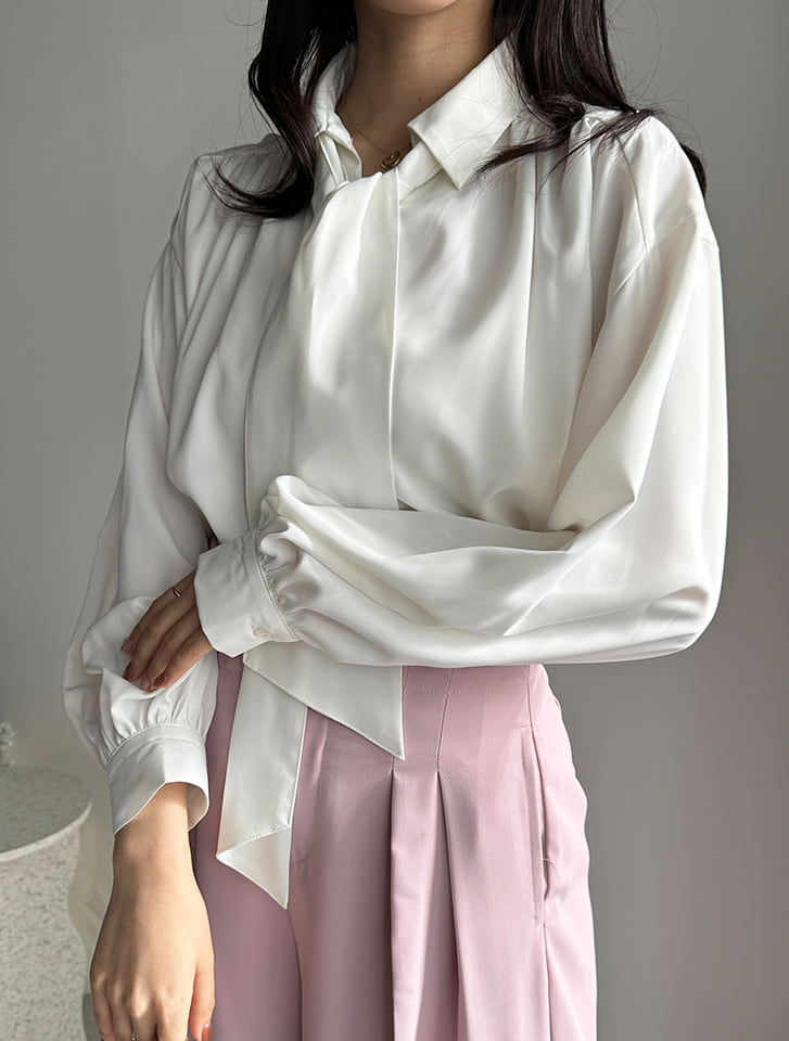 取外し可能タイ付きスキッパーブラウス