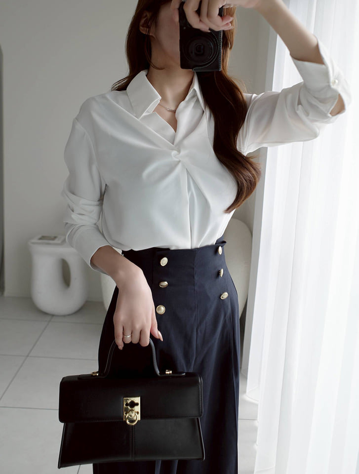 ネックレスチャーム付きツイストブラウス