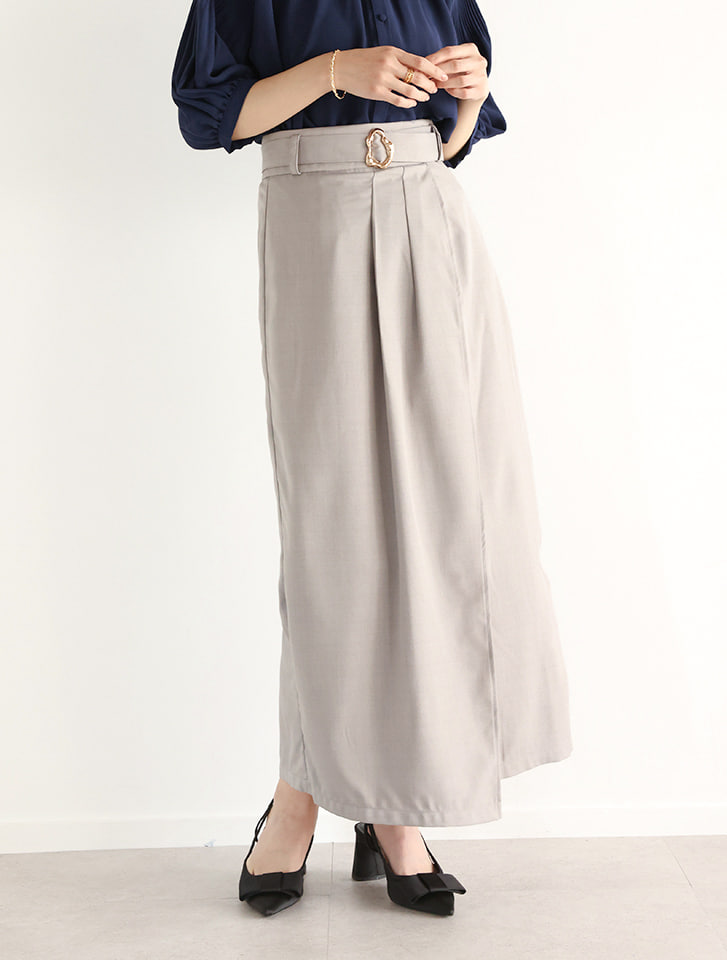 ゴールドバックルベルト付きIラインスカート