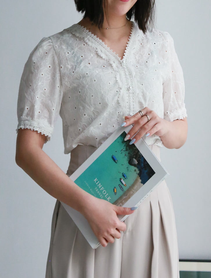 フラワーレースVネックブラウス