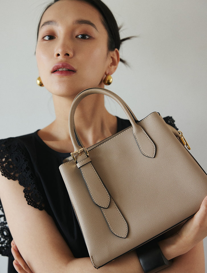 【新品•本革】レザーボストンバッグ　ハンド　ショルダー　サイドベルト　シルバー Edit Sheen ワンサイドベルトハンドルハンドバッグ | 人気レディース