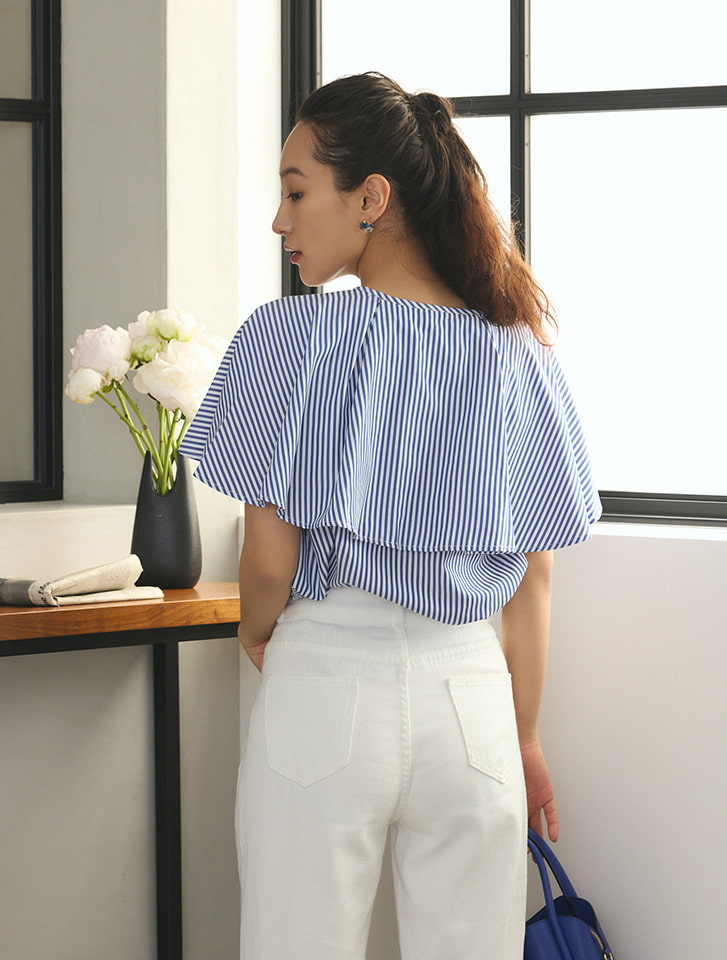 カデュネ 新品正規品 半袖深Vトップス ブラウス 白 これから活躍♡