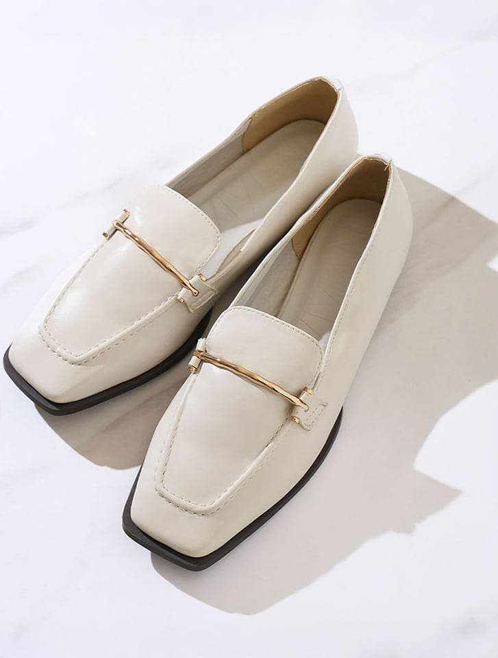 Vivian スクエアトゥピースソールビット付きローファー | 人気