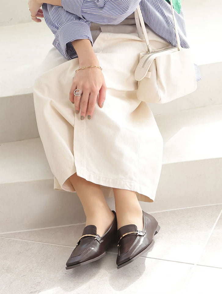 Vivian スクエアトゥピースソールビット付きローファー | 人気