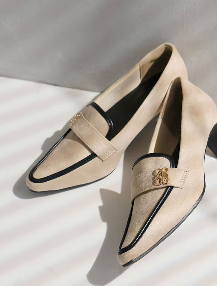 スクエアトゥモノグラム5cmプレートヒール感激ローファーパンプス