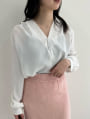 パールデザインVネックブラウス