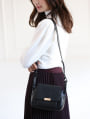フラップスクエアショルダーバッグ