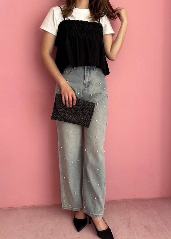 ギャザービスチェ付きTシャツ×パールストレートデニム×ペーパークラッチバッグ