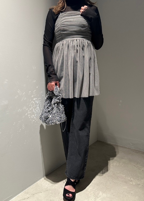 チュールキャミトップス×ハイネックメロウシアートップス×ダブルボタンハイウエストデニムパンツ×スパンコールギャザーハンドルバッグ