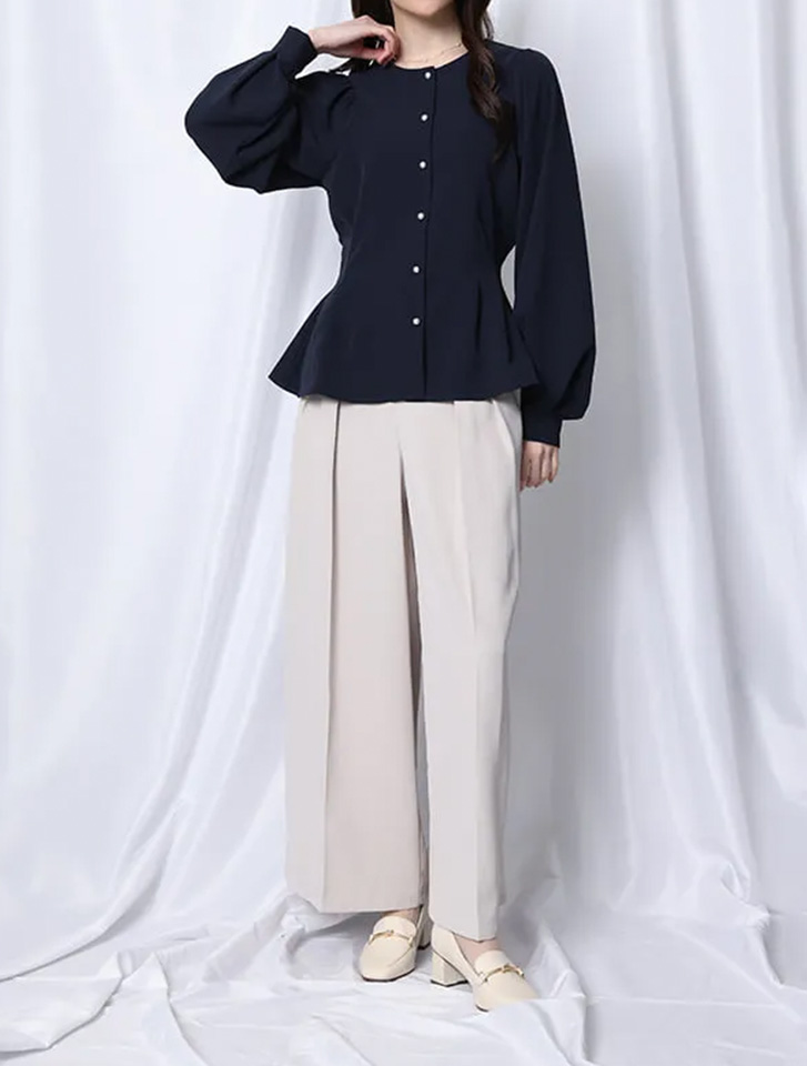 ネイビーのペプラムデザインボリュームスリーブブラウス。プチプラで高見えする大人可愛い春の通勤コーデ